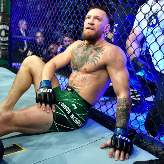 لماذا قرر ماكغريغور خوض نزال على كرسي متحرك؟ (صور)