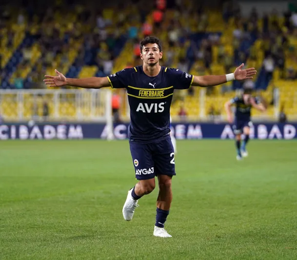 لاعب يتعرض لموقف محرج أثناء احتفاله بهدفه على طريقته الخاصة (فيديو)