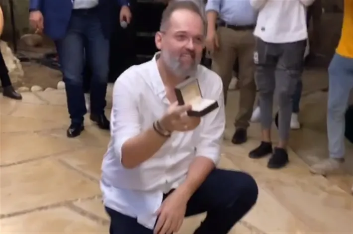 نجل محمود عبد العزيز يجثو على ركبته ويقدم خاتم الزواج (فيديو) 