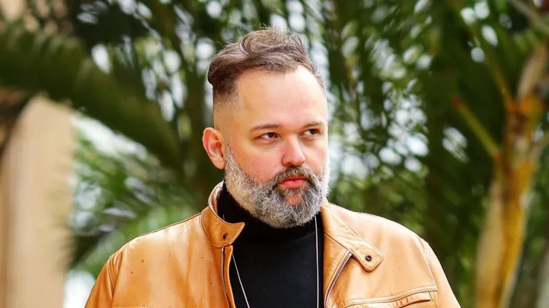 نجل محمود عبد العزيز يجثو على ركبته ويقدم خاتم الزواج (فيديو) 