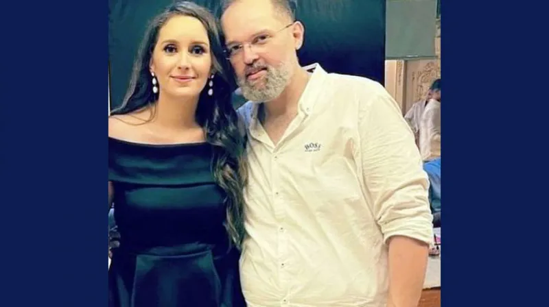 نجل محمود عبد العزيز يجثو على ركبته ويقدم خاتم الزواج (فيديو) 