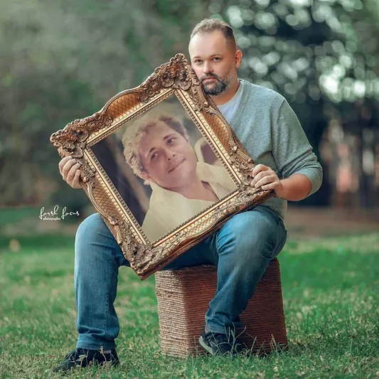 نجل محمود عبد العزيز يجثو على ركبته ويقدم خاتم الزواج (فيديو) 