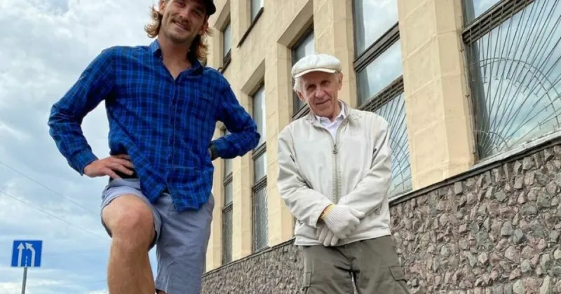 شاهد| مُسن روسي يتزلج بمهارة واحترافية عالية وينافس الشباب 