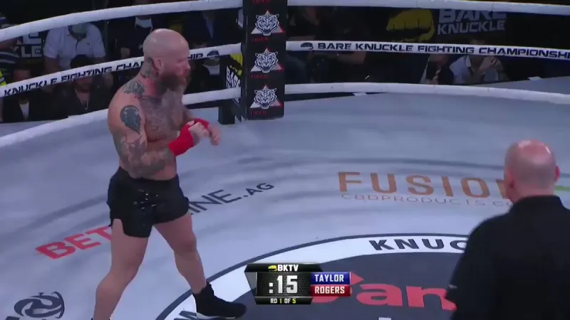 ضربة قاضية بيد عارية تسقط المقاتل أرضاً وسط بركة من الدماء (فيديو)