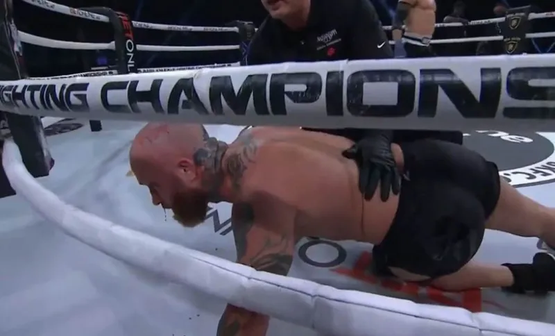 ضربة قاضية بيد عارية تسقط المقاتل أرضاً وسط بركة من الدماء (فيديو)