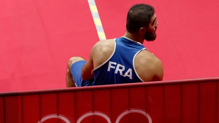 غرائب الأولمبياد.. ملاكم يرفض الخروج من الحلبة اعتراضاَ على الحكم! (فيديو)