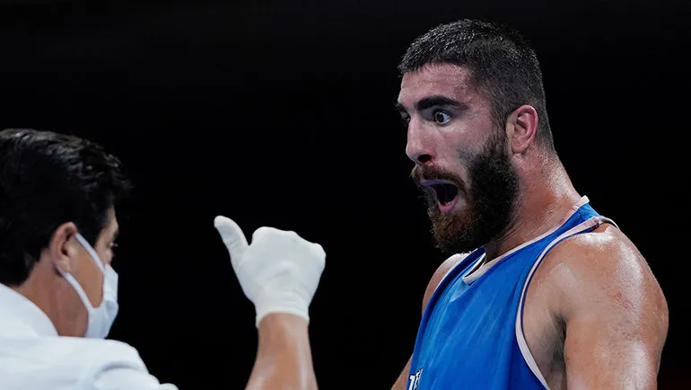 غرائب الأولمبياد.. ملاكم يرفض الخروج من الحلبة اعتراضاَ على الحكم! (فيديو)