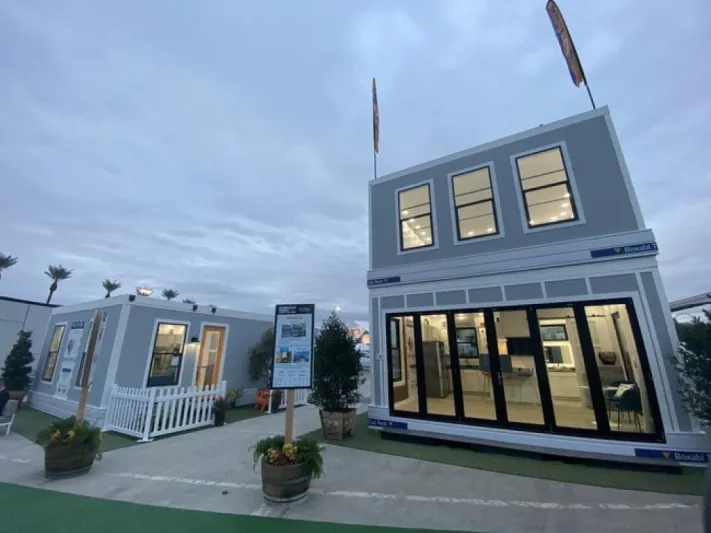 ثاني أغني رجل في العالم يقرر العيش في منزل متنقل شديد البساطة طيلة حياته! (فيديو)