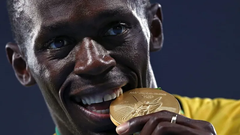 سبب خفي وراء عض أبطال الأولمبياد لميدالياتهم الذهبية