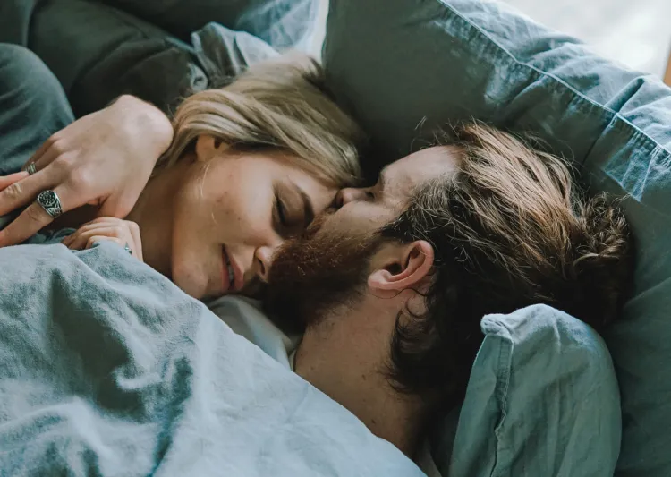لماذا يجب على الأزواج النوم معاً في نفس الوقت؟ فوائد مذهلة