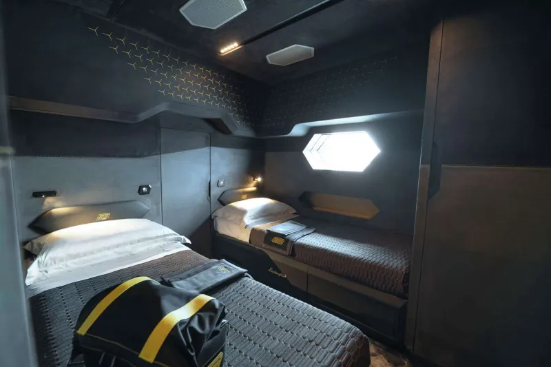 بملسات من أفخم سياراتها .. يخت محدود الإصدار من لامبورجيني 