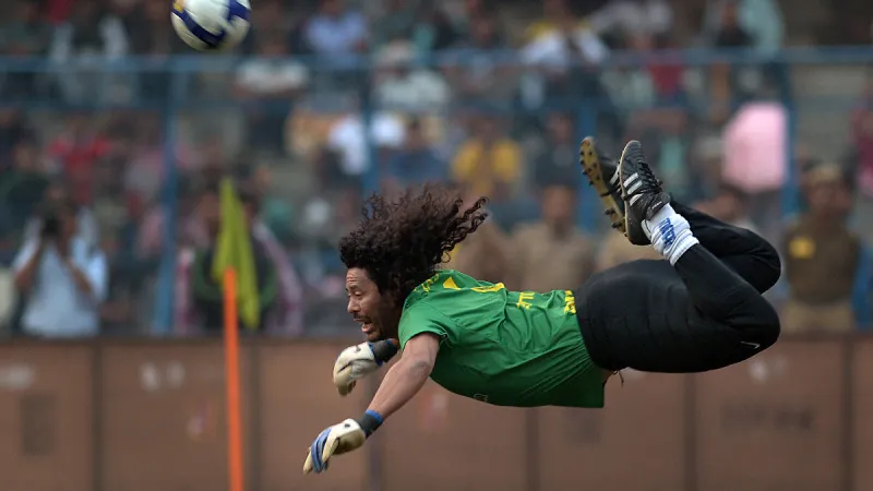 من المستطيل الأخضر إلى السجن.. نجوم كرة قدم خلف القضبان