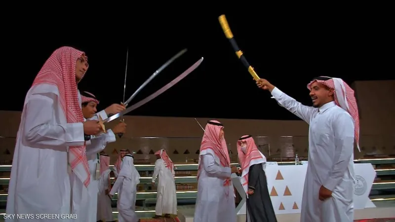 فتاة تقتحم مسرح رقصة العرضة بالحفل الختامي لمهرجان خيرات الباحة.. وهذا ما حدث لها