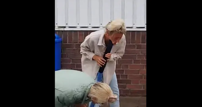 شاهد مكنسة كهربائية تشفط وجه فتاة في مغسل سيارات (فيديو)