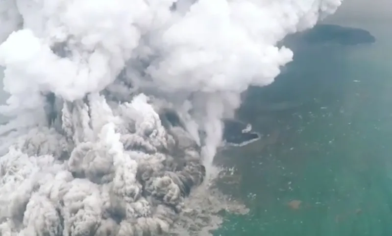 ثورة بركان تحت الماء تضيف جزيرة جديدة لليابان (فيديو)