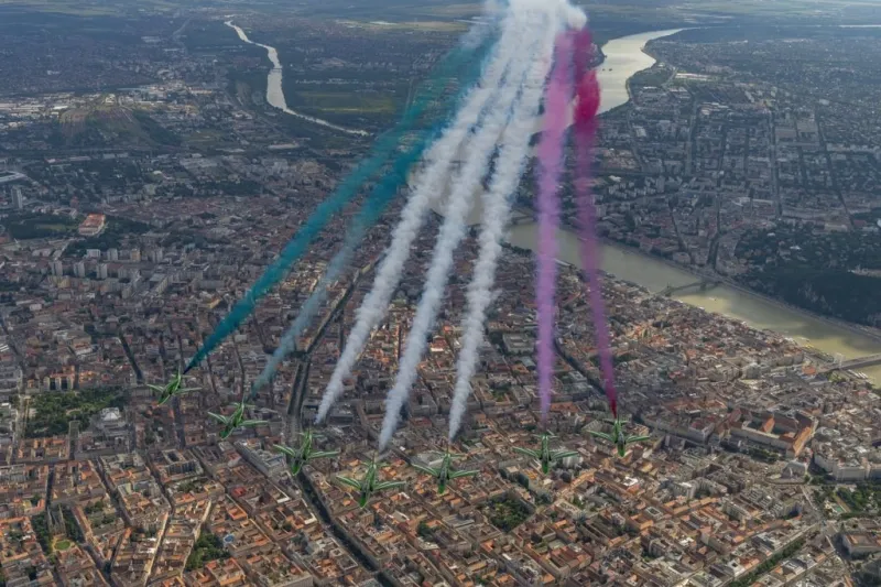 عرض جوي للصقور السعودية في سماء بودابست (فيديو)