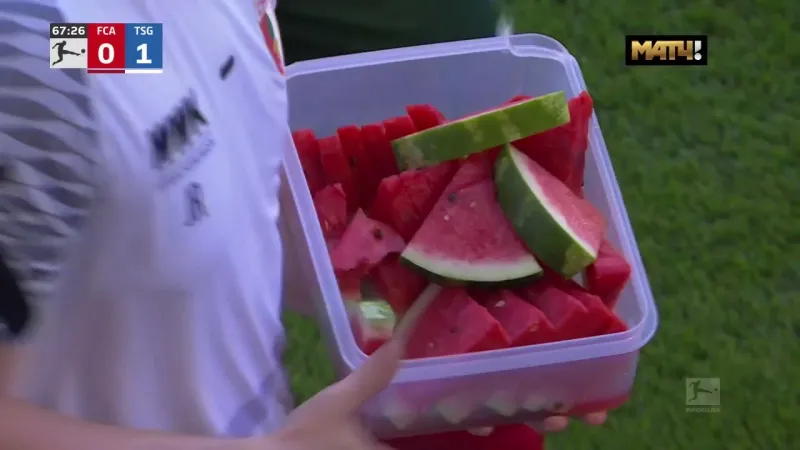 البطيخ الأحمر يتسبب في خسارة كارثية لفريق ألماني! (فيديو) 