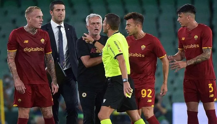 تفاصيل شجار وطرد "جوزيه مورينيو" في أول ظهور له مع روما (فيديو)