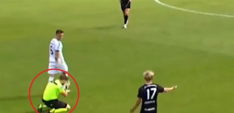 حكم كرة قدم يعتذر للاعب أثناء المباراة بطريقة جديدة (فيديو)