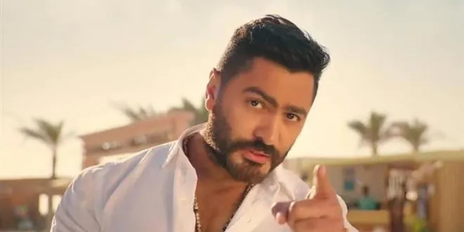 تامر حسني يتعرض لموقف كارثي خلال تكريمه (فيديو)