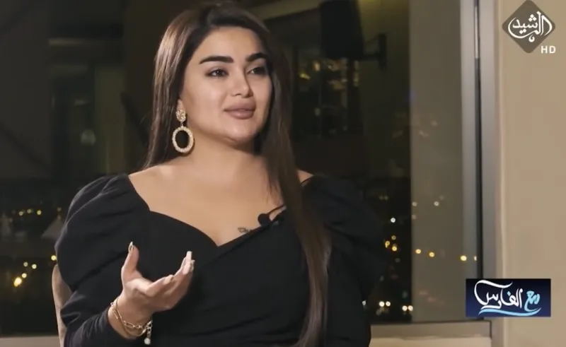 مذيع يطالب ملكة جمال آسيا بإزالة مكياجها للتأكد من جمالها لتفاجئه بفعل صادم (فيديو)