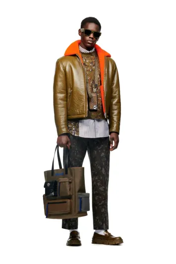 "فيرساتشي" تفتتح متجرها الجديد في أبوظبي