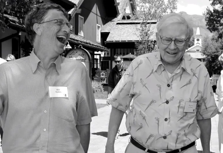 كيف احتفل بيل جيتس بعيد ميلاد وارن بافيت؟ (فيديو)