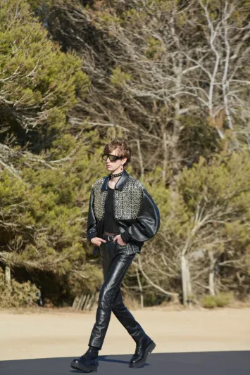 دار CELINE Homme تطرح مجموعة أزياء الرجال لصيف 2022 بعنوان Cosmic Cruiser