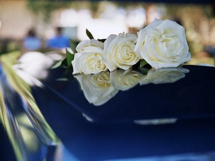 سيدة تكتشف خيانة زوجها أمام نعشه الفارغ وتطالب بتعويض 8.5 مليون دولار!