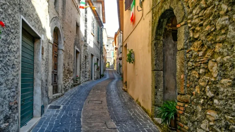 مدينة أوروبية تعرض منازلها للبيع مقابل يورو واحد فما السر؟ (صور)