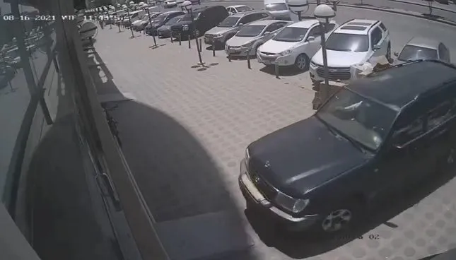 فتاة سعودية تقتحم محلًا في الرياض أثناء تدريبها على قيادة السيارة (فيديو)
