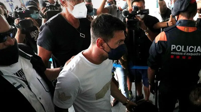 القوات الفرنسية الخاصة تؤمّن وصول ميسي إلى باريس (فيديو) 