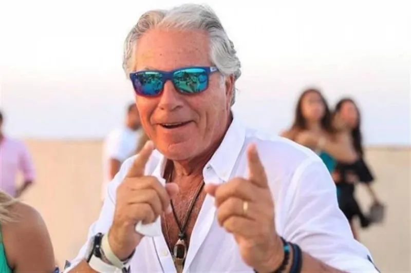 مصطفى فهمي يثير ضجة في عيد ميلاده الـ 79 (فيديو)