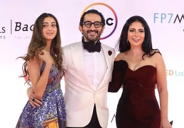 بعد أن نشر فيديوهات لها.. منى زكي تهدد أحمد حلمي (فيديو)