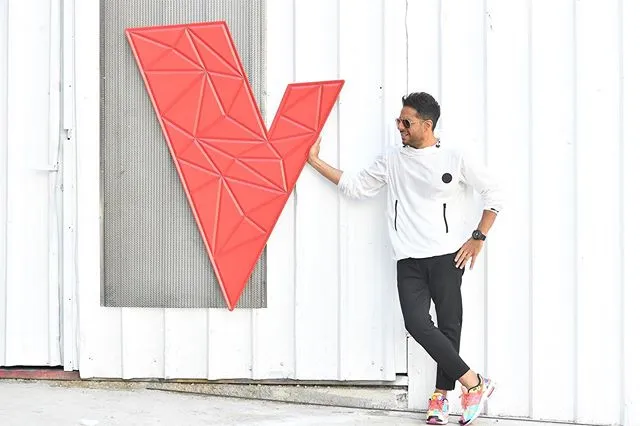 استوحِ إطلالتك القادمة من أناقة الفنان «محمد حماقي» (صور)