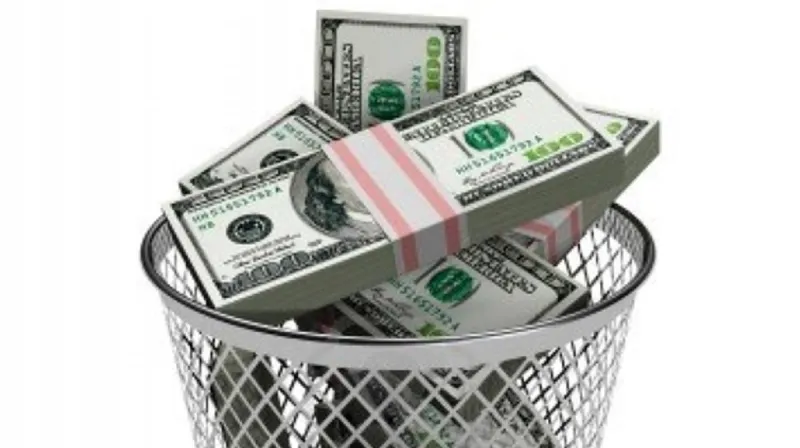 ماذا فعل عامل مصري عثر على 400 ألف جنيه وسط القمامة؟!