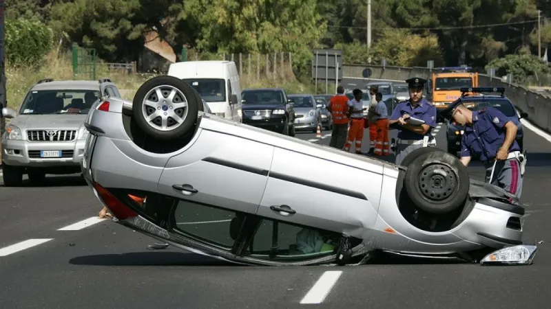 رجل ينجو من الموت بأعجوبة.. تصدمه سيارة مسرعة فيستقر فوقها (فيديو) 