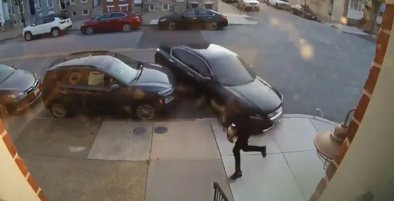 سيدة تحاول دهس زوجها بالسيارة عدة مرات.. فما السبب (فيديو)