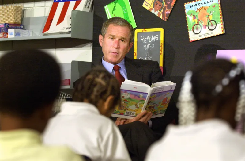 أشهر همسة في تاريخ أمريكا..كيف استقبل بوش خبر هجمات 11 سبتمبر؟ (فيديو)