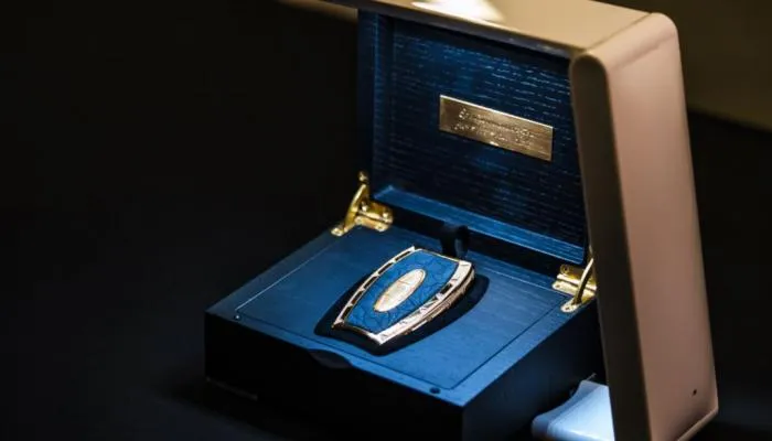 هل يستحق أغلى مفتاح سيارة في العالم نصف مليون دولار؟ (فيديو) 