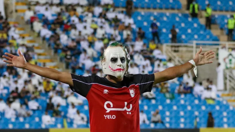 لماذا ارتدى البركاوي قناع "الجوكر" في مباراة التعاون؟ (فيديو)
