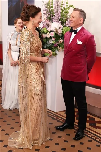 العائلة الملكية البريطانية تحضر أحدث أفلام «جيمس بوند» No Time to Die (فيديو)