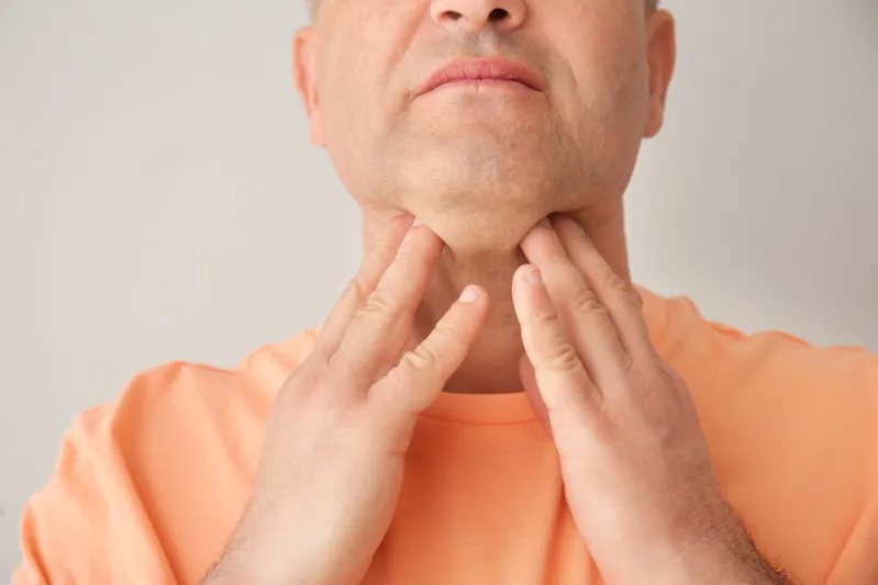 أسباب الغدة الدرقية النشطة والخاملة وأعراضها 