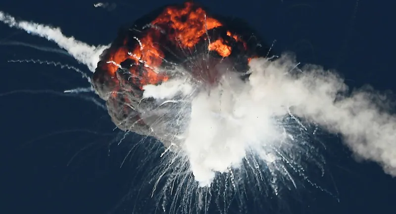 لحظات تحبس الأنفاس لانفجار صاروخ فضائي بعد دقائق من إقلاعه