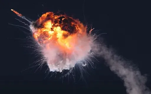 لحظات تحبس الأنفاس لانفجار صاروخ فضائي بعد دقائق من إقلاعه