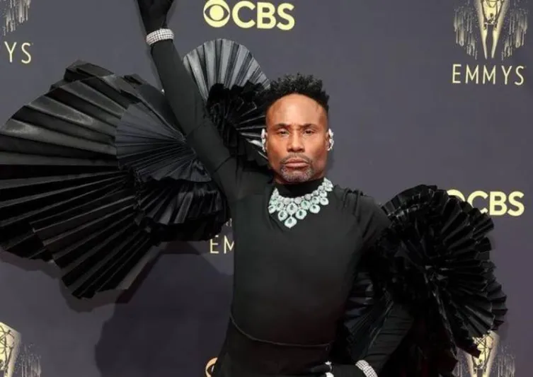 «بيلي بورتر» بزي طائر أسود وجواهر بمليون دولار! (صور)