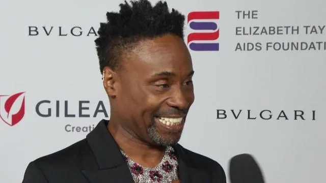 «بيلي بورتر» بزي طائر أسود وجواهر بمليون دولار! (صور)