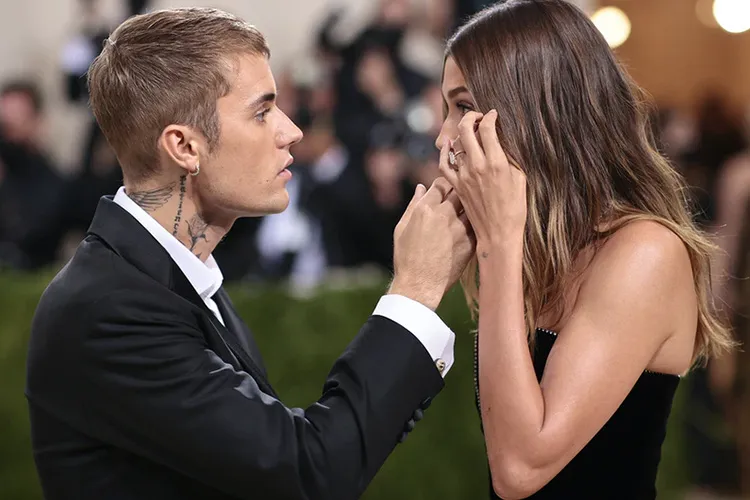 كيف تسببت سيلينا في بكاء هايلي بالدوين؟ ورد صادم لجاستين بيبر (صور)