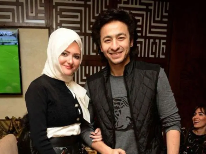 ظهور  مفاجئ لحمادة هلال برفقة زوجته بعد خلع الحجاب (فيديو)