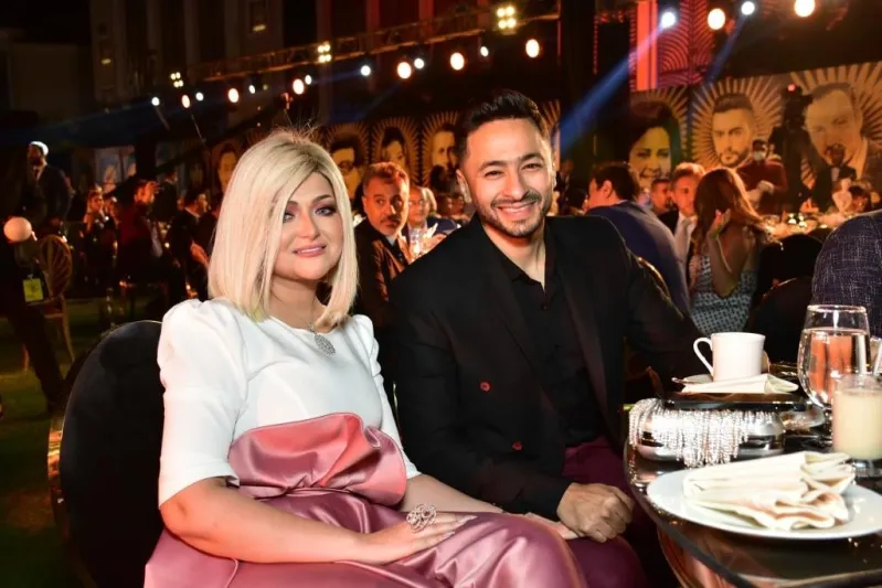 ظهور  مفاجئ لحمادة هلال برفقة زوجته بعد خلع الحجاب (فيديو)